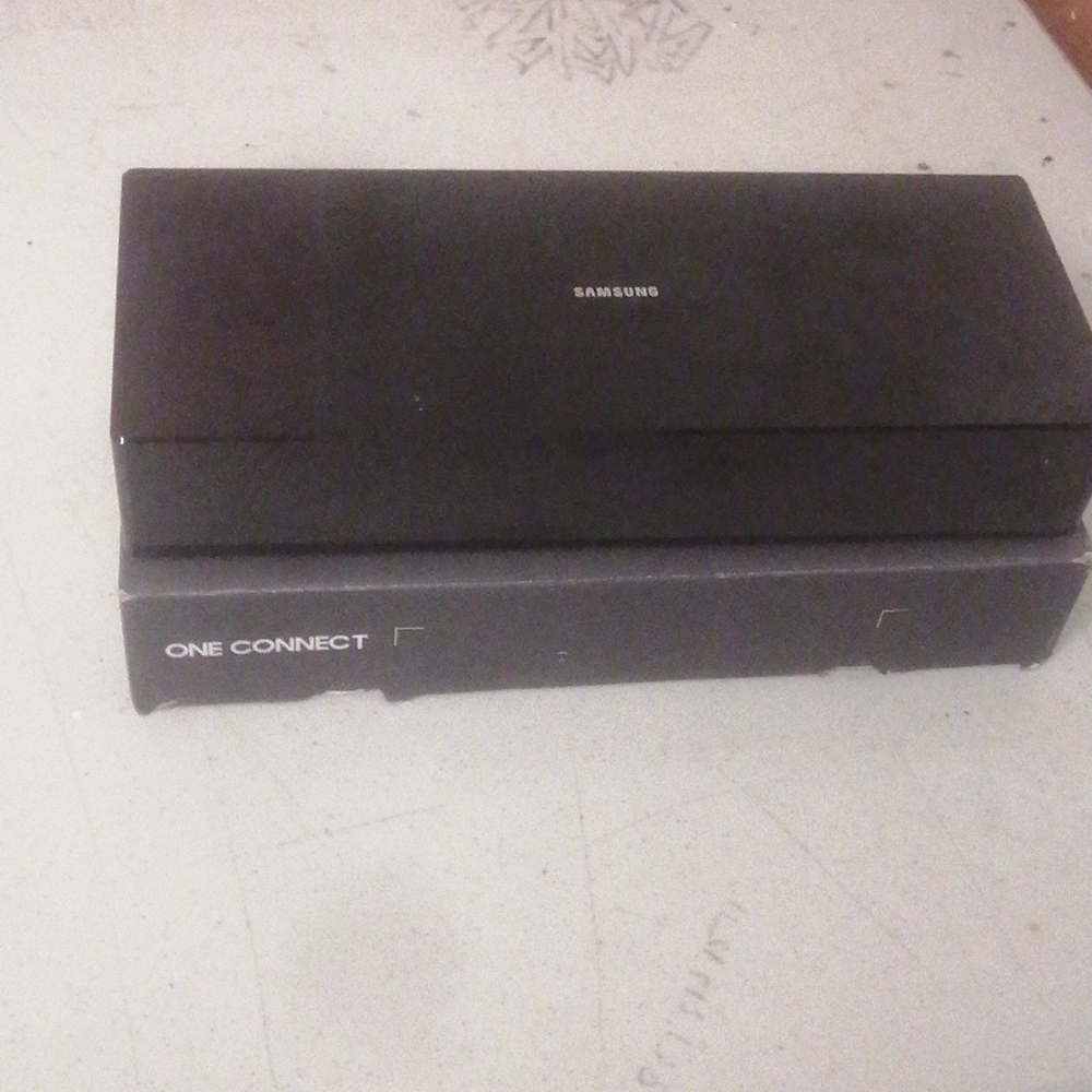 One connect and 4 k connection cord valued at 400$ alone